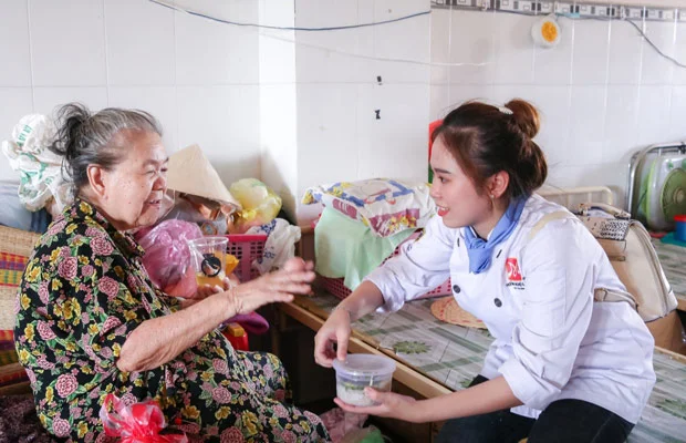 Học viên HNAAu tặng phần cháo thịt bằm