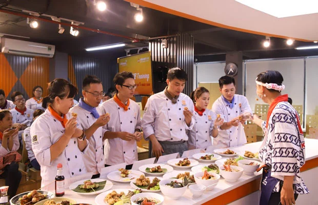 Học viên nghe nhận xét và cảm nhận mùi vị