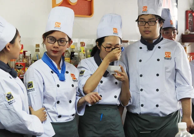 Học viên sẽ lần lượt thử qua các loại gia vị