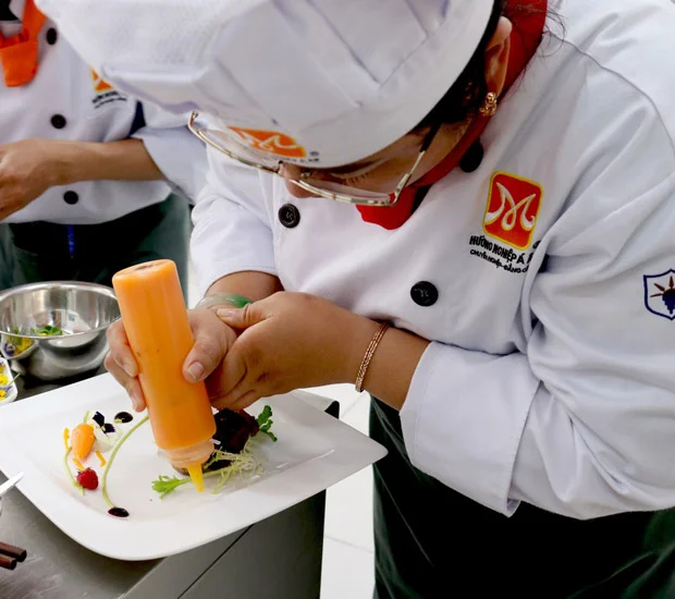 Học viên thực hiện Food Art