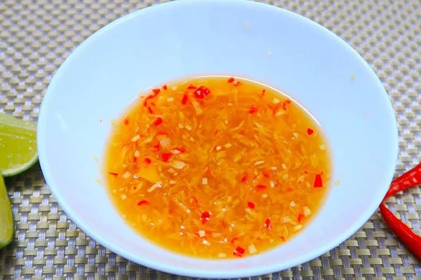 Mực hấp chấm cùng mắm gừng