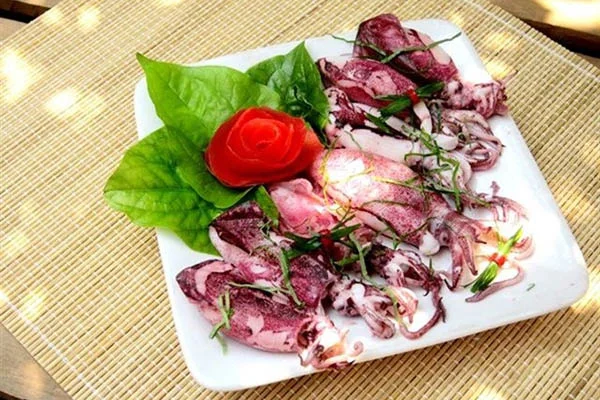 Mực hấp lá lốt cho hương vị rất lạ.