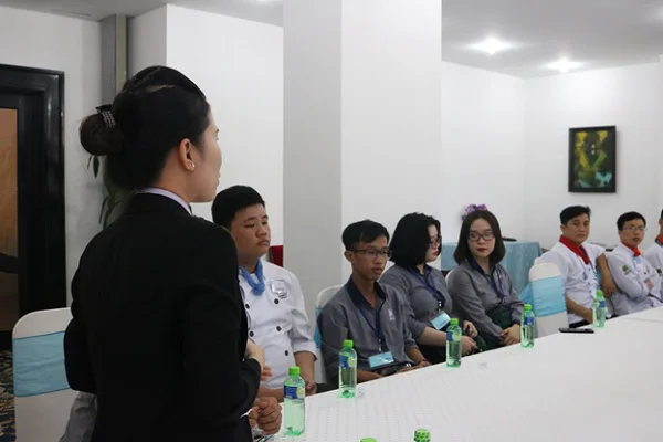 Chị Kim Loan Trưởng Bộ phận nhân sự đang chia sẻ