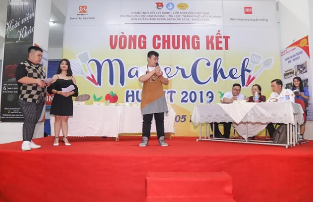 Đội The GOD đang thuyết trình