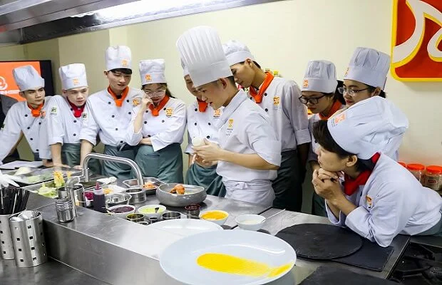 Giảng viên Nguyễn Văn Thuận và học viên