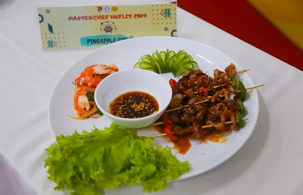 Gỏi sen tôm thịt ăn kèm với thịt xông khói