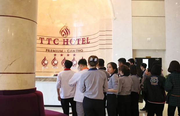 Học viên được hứng dẫn tham quan quầy Lễ tân