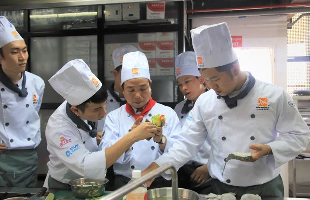 học viên thực hành theo nhóm