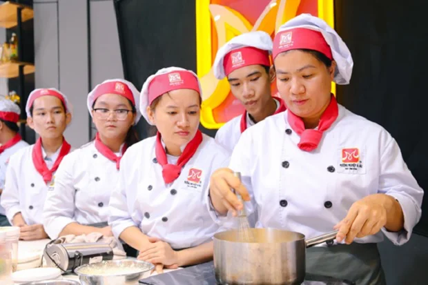 học viên tự tay chuẩn bị làm bánh cupcake