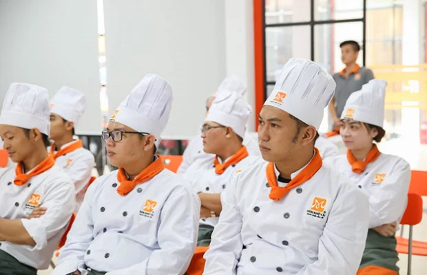 Khách hàng lắng nghe chia sẻ kinh nghiệm làm việc