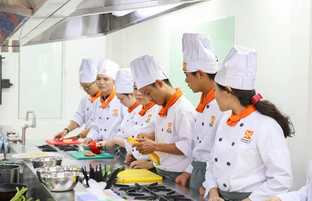 Khách hàng tham gia lớp học nấu ăn