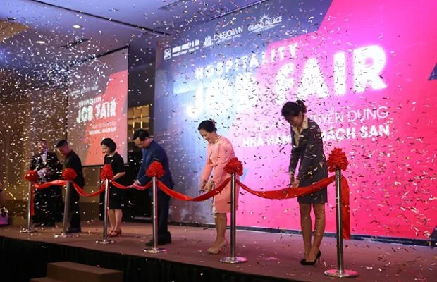 Những đại diện cắt băng khai mạc Hospitality Job Fair