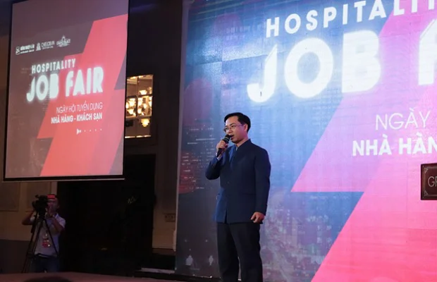 Ông Tạ Quang Tùng đang chia sẻ