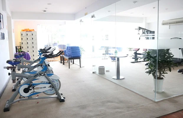 Phòng gym cạnh khu vực hồ bơi tại khách sạn