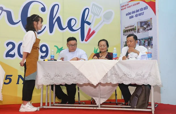 thí sinh đang thực hiện phần thi thuyết trình