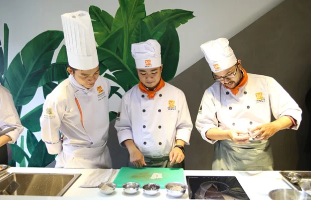 các anh phóng viên khi khéo léo trong việc bếp núc