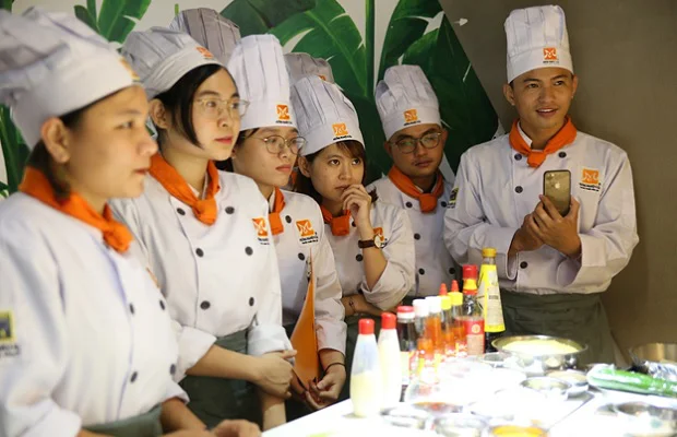 Các khách mời đang lắng nghe Giảng viên hướng dẫn