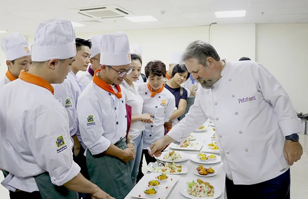 Chef Norbert Ehrbar nếm thử và nhận xét