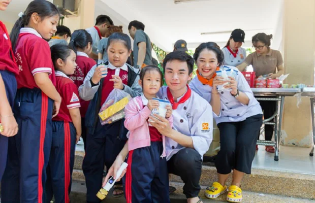 chụp hình lưu niệm với những em nhỏ