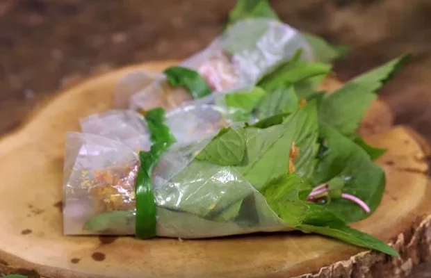 cuốn chả cùng bánh tráng