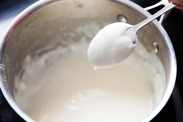 dùng 1 chiếc thìa để kiểm tra độ đặc