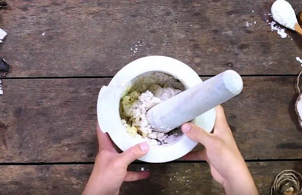 giã nhuyễn cùng các loại gia vị