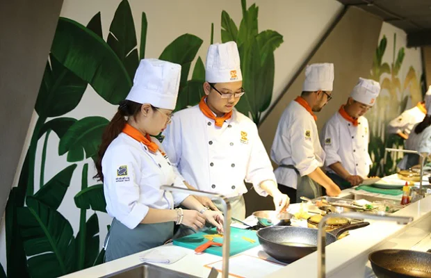 Gian bếp với trang thiết bị hiện đại