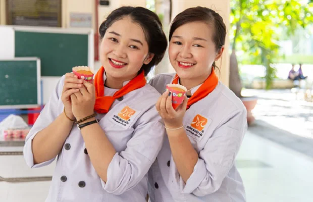 học viên vui vẻ chuẩn bị bánh cupcake