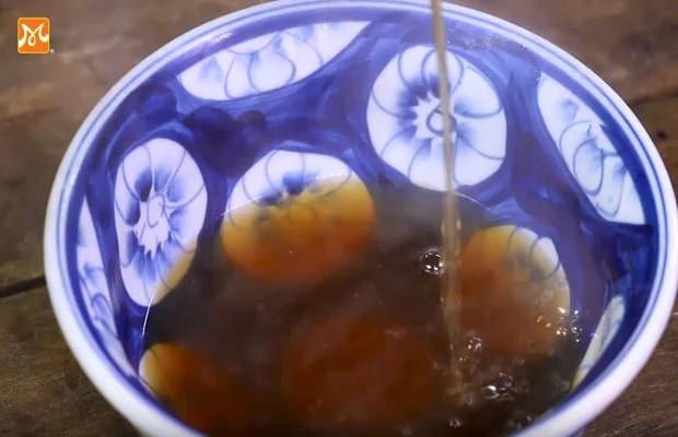 lọc cặn để lấy phần nước chấm