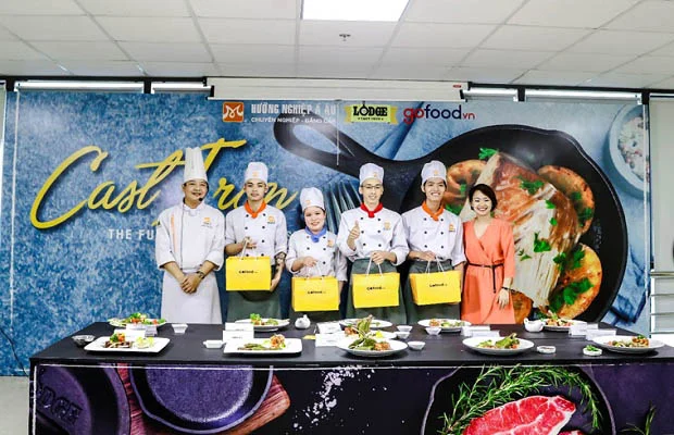 Các thành viên Nhóm 4 xuất sắc đoạt giải Nhất