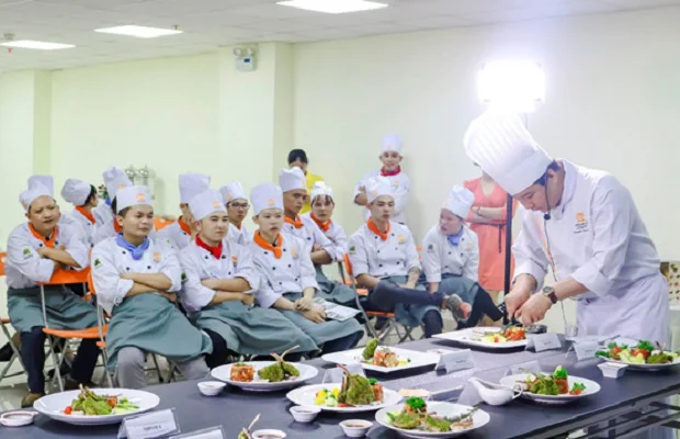 Chef nhận xét và chấm giải cho các đội thi