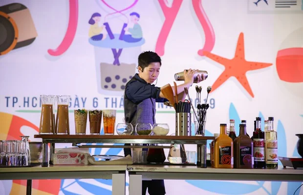 Giảng viên pha chế lần lượt từng loại thức uống