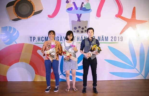 Hai khán giả may mắn với phần quà là bộ shaker