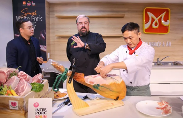 Học viên thực hành thái đùi thịt heo muối