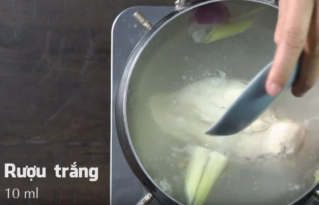 Nêm gia vị vào nước luộc