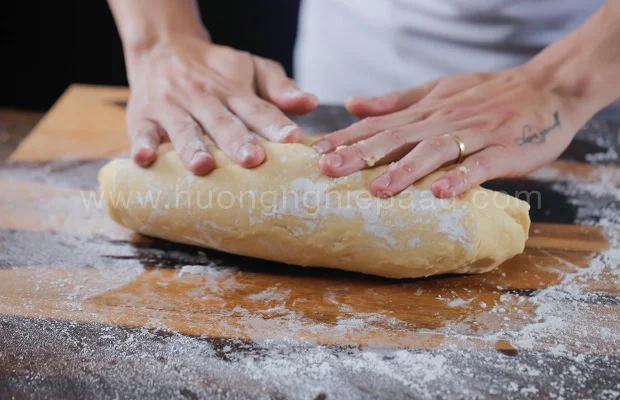 nhào bột làm bánh dứa