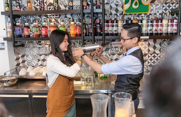 Thí sinh được hướng dẫn cách sử dụng shaker