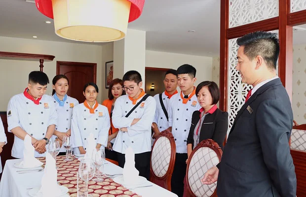 Trưởng Bộ phận Lễ tân Ong Chí Cường