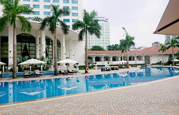 View khu vực sảnh tầng 1 hướng ra bể bơi