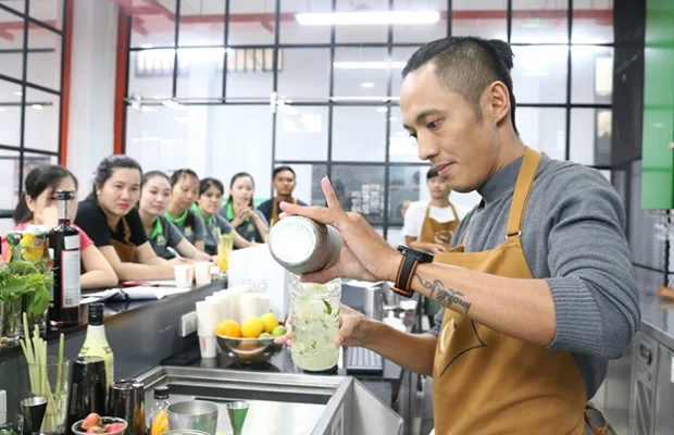 Bartender Bạch Vũ hướng dẫn pha chế