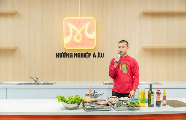 Bếp trưởng Nguyễn Văn Bền chia sẻ kinh nghiệm