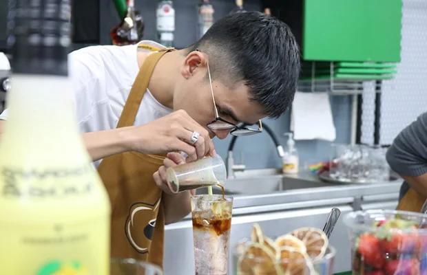 Các bạn trực tiếp sáng tạo và pha chế thức uống