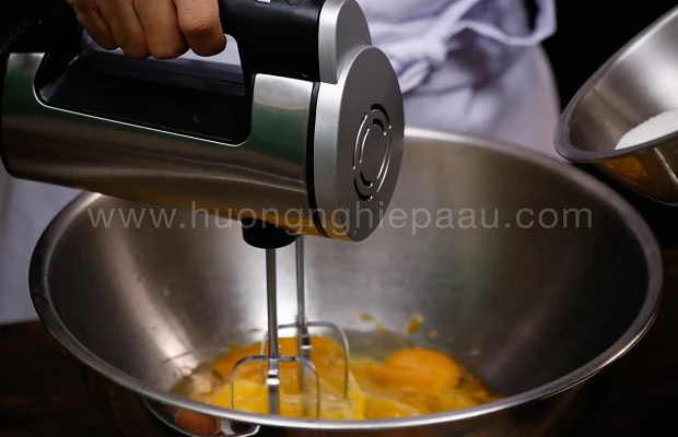 đánh trứng với muối và đường