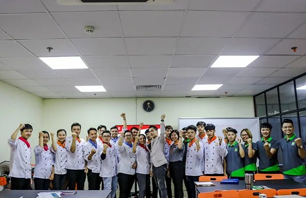 Học viên chụp ảnh lưu niệm cùng giảng viên Lê Đình Vũ