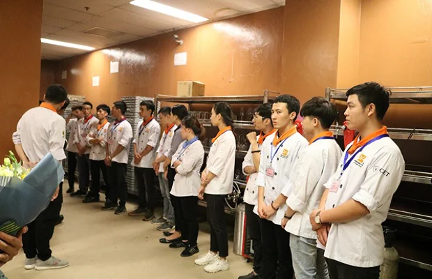 học viên được tham quan khu vực Bếp của Sheraton