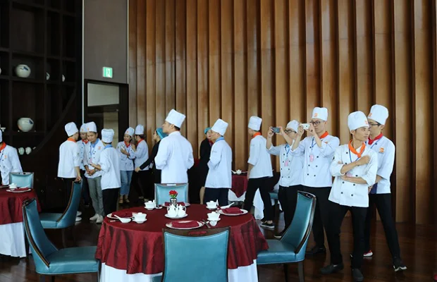 Học viên khám phá nhà hàng Red River