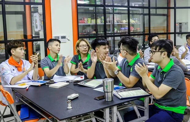 Học viên lắng nghe chia sẻ của Thầy Vũ