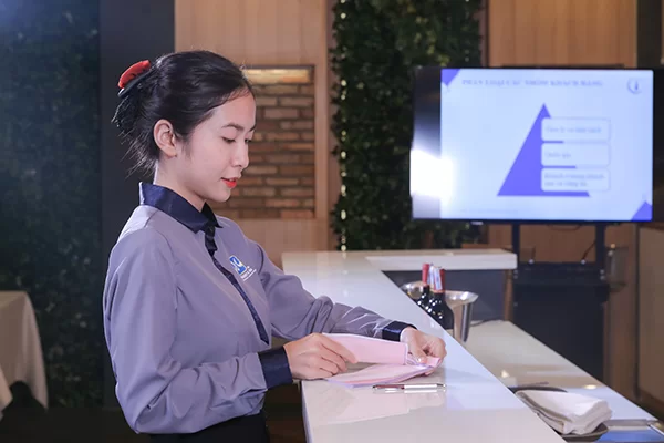 học viên lớp quản trị nhà hàng