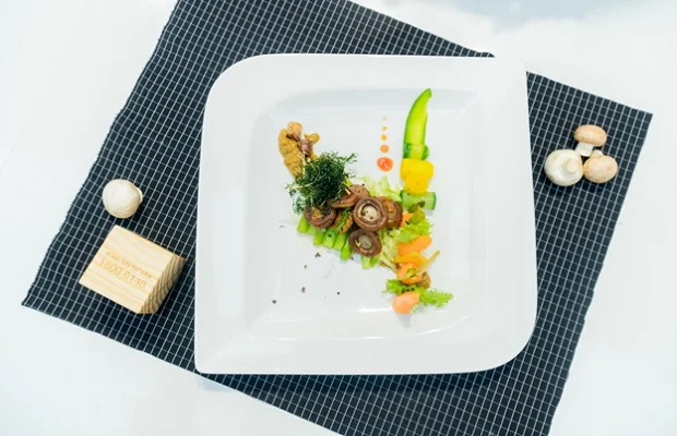 Nấm mỡ đút lò thảo mộc trình bày phong cách Âu