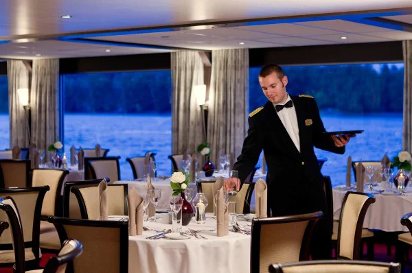 phục vụ bàn là gì